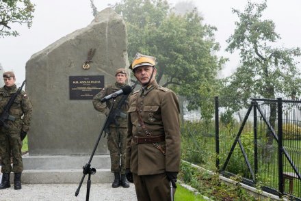 Uroczystość upamiętnienia mjra Adolfa Pilcha - przemawia Dionizy Krawczyński Komendant Stowarzyszenia GRK "Jodła"